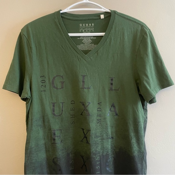 GUESS Green & Black Ombré Graphic V-Neck Cotton Tee - Size Small - Picture 2 of 11